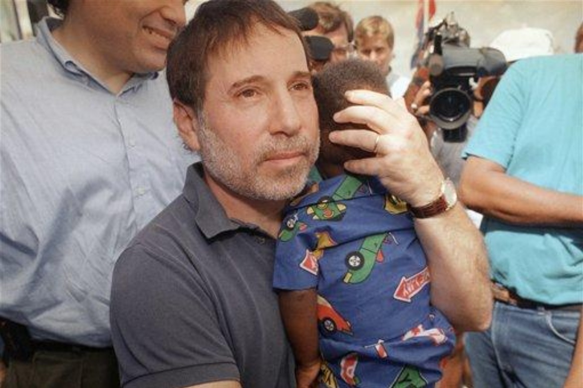 Paul Simon hugs a young boy in Homestead, Florida after Hurricane Andrew on this date September 17 in 1992. Photo by John Gaps III. #OTD https://t.co/cWgVoH0Mgq