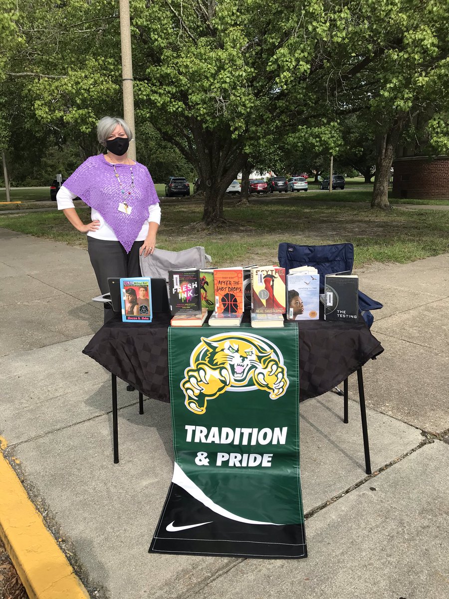 gbcatslibrary's tweet photo. Great Bridge High students in the Crestwood area, we are at Crestwood Middle meal distribution site from 4-5:30pm. Come check out a good read! @Gbhwildcats @cpschoolsva #read #notallvirtual https://t.co/Vv6jAmmcRW