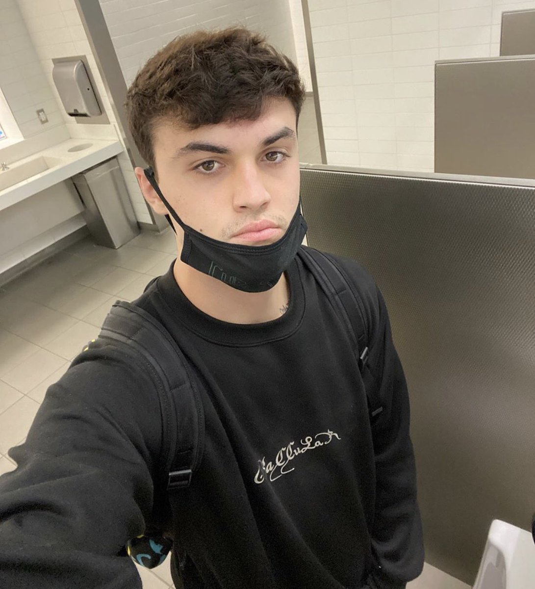 bbyfacegray's tweet photo. pissing alone < pissing w the homies https://t.co/w6YENYfCIk