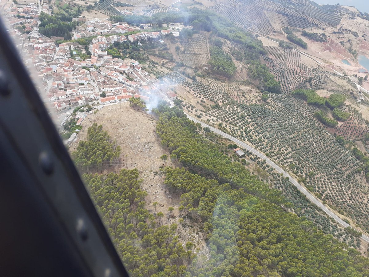 Plan_INFOCA's tweet photo. DECLARADO #IFSiles, #Jaén próximo al núcleo urbano. Intervienen: 23 #BomberosForestales, 1 #TOP, 1 #AAMM, 1 autobomba, 1 avión de carga en tierra y 1 helicóptero de transporte y extinción (LA-6).

📷 Imágenes del helicóptero, a su llegada desde el #CEDEFO de #Navalcaballo https://t.co/8MF47yPJAN