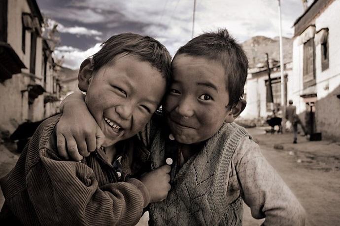 " الصداقة .. ليست تلك القائمة الطويلة بأسماء الأشخاص، بل هي تلك الأرواح التي تُضحك ثغركَ حتى في أصعب الأوقات "