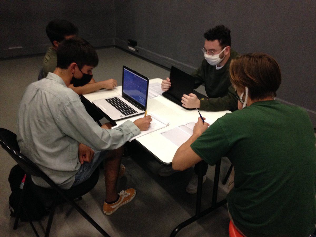 edulab_r2's tweet image. Le hackathon de rentrée des master Numic s&apos;achève à Rennes 2, avec (et dans un timing très serré) des projets déjà très aboutis. Bravo à tous !