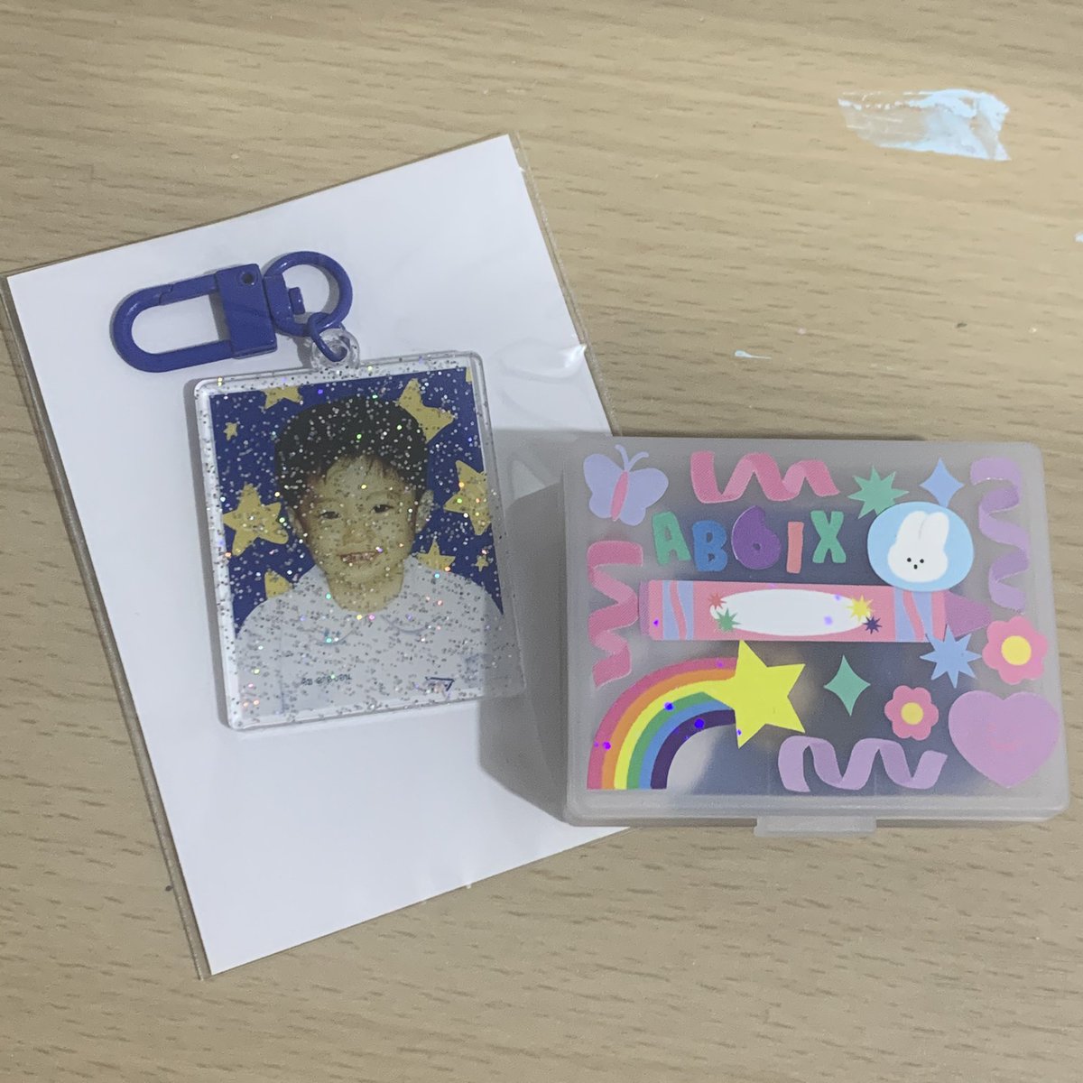 bewarethebear25's tweet photo. 💌เนื่องในวันเกิดเราและคิมดงฮยอน🌻
แจก พวงกุญแจกับ photo id เด็กชายคิม
(พร้อมกล่องที่เราแปะสตก.เองค่ะ🥺)

❣️ กติกา ; รีทวีตอย่างเดียวค้าบ

#김동현 #HAPPY_MYDONG_DAY #HAPPY_DONGDONG_DAY #더더_행복할_동현데이 https://t.co/LzSkrBKuwJ