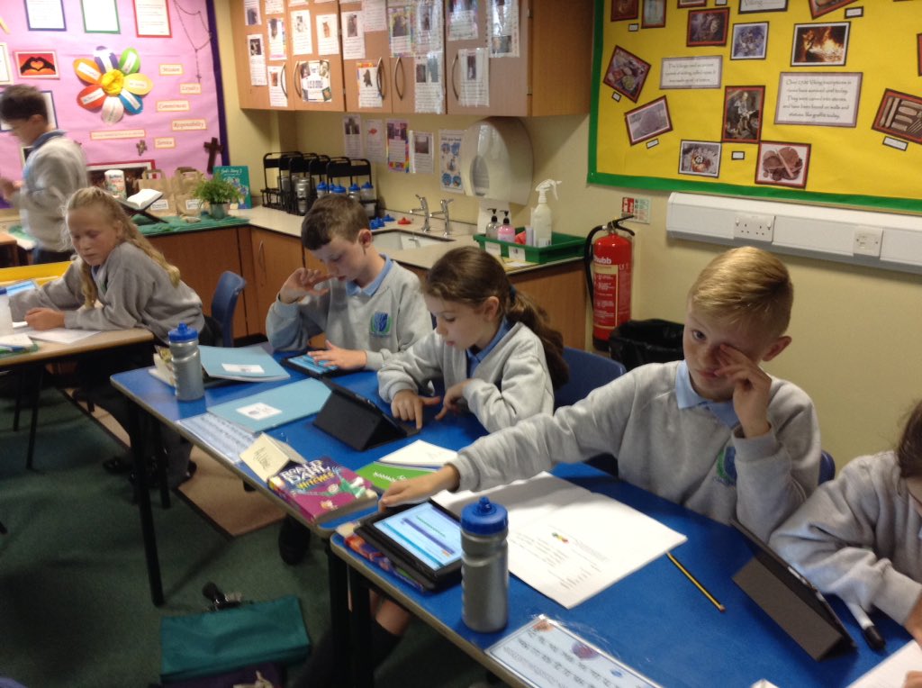 StAgnesY5's tweet image. Learning to code today. Debugging and programming our algorithms. #stagnescomputing