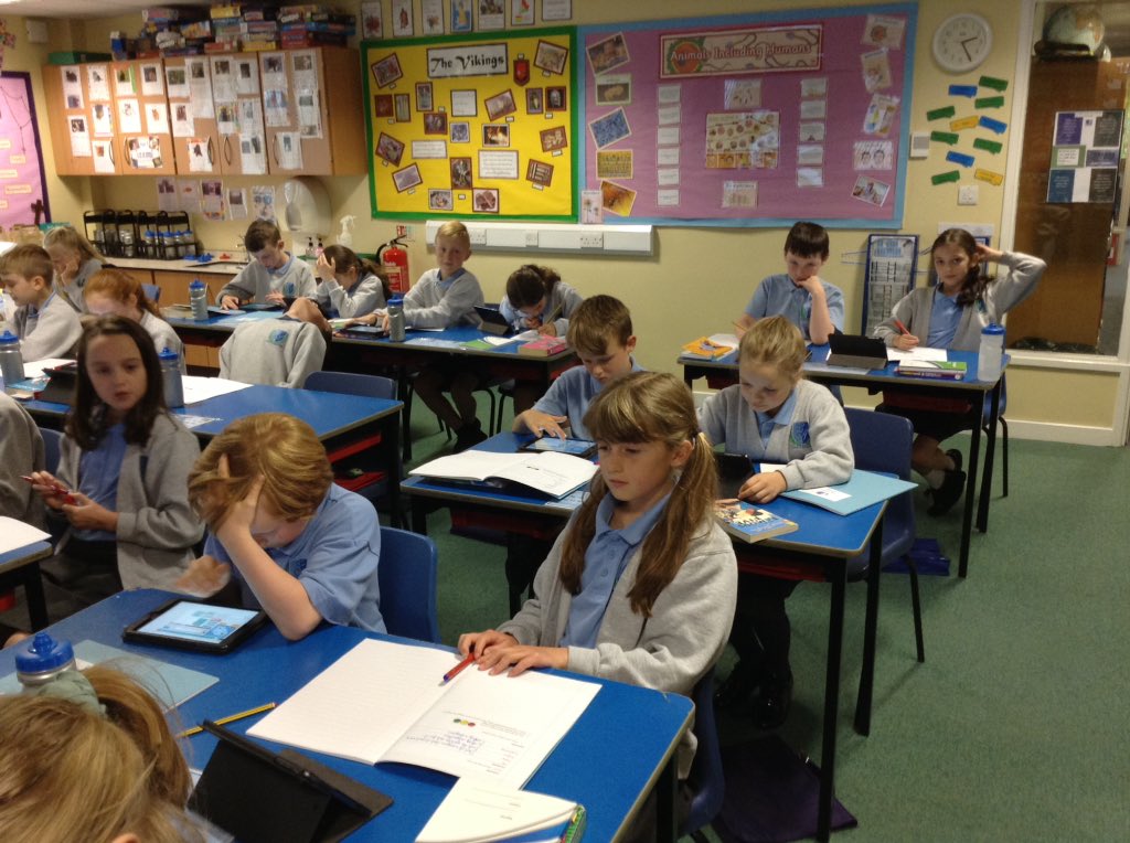StAgnesY5's tweet image. Learning to code today. Debugging and programming our algorithms. #stagnescomputing