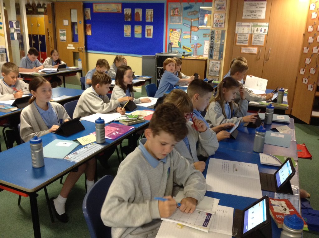 StAgnesY5's tweet image. Learning to code today. Debugging and programming our algorithms. #stagnescomputing