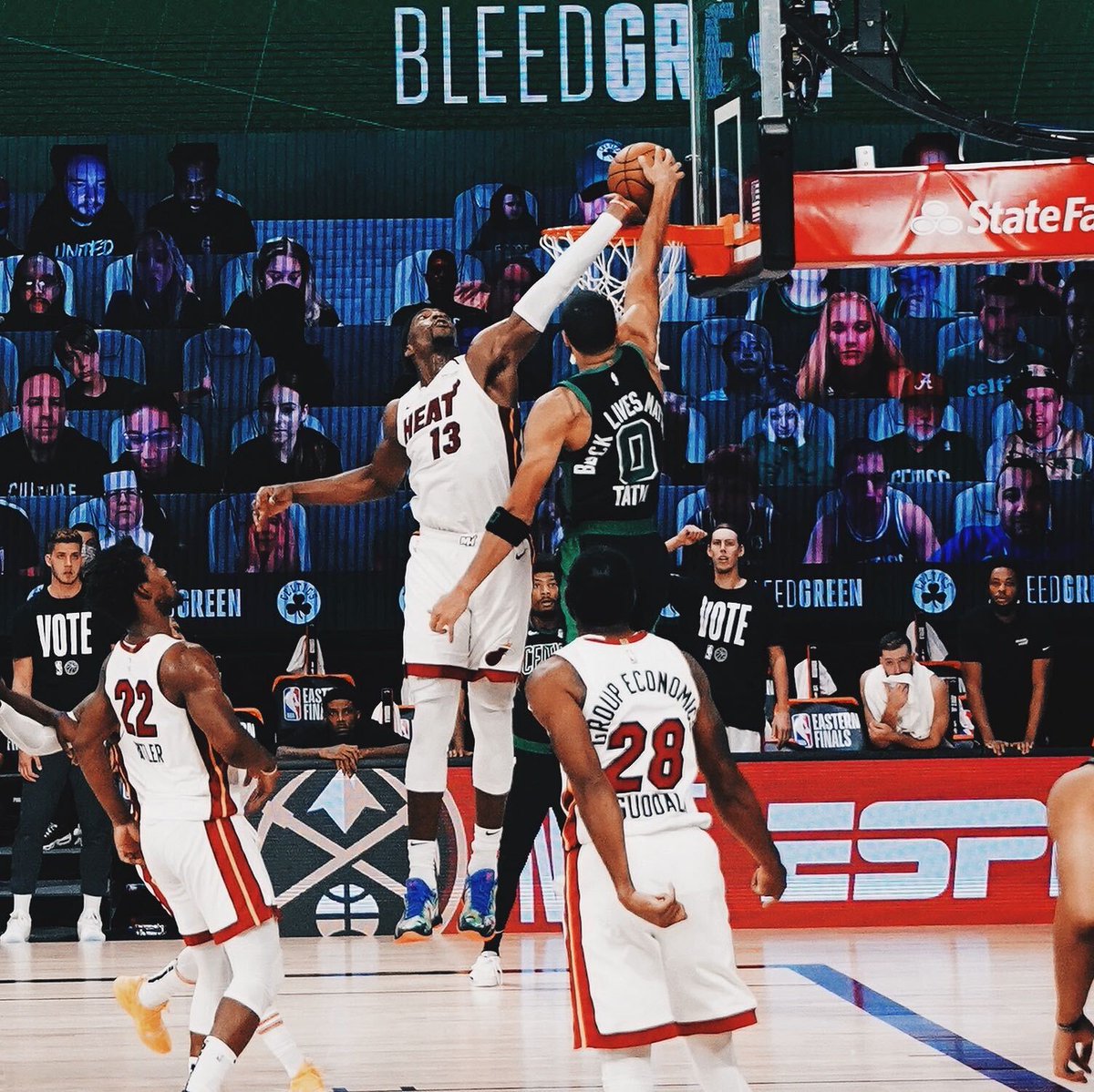 BleacherReport's tweet photo. Difference in Game 1. https://t.co/88Whlzu4jK