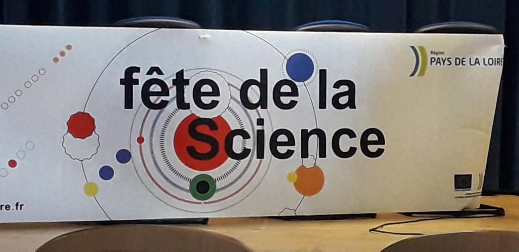 bleunven_p's tweet photo. La #ConferenceDePresse pour annoncer la prochaine @FeteScience en Vendée est lancé par le @MuseeduSable ! Rendez-vous (masqué) le 1er octobre à l'abbaye Ste Croix des Sables d'Olonne  sur le stand des @ptitsdebsGO ! https://t.co/70Ibn01aZd
