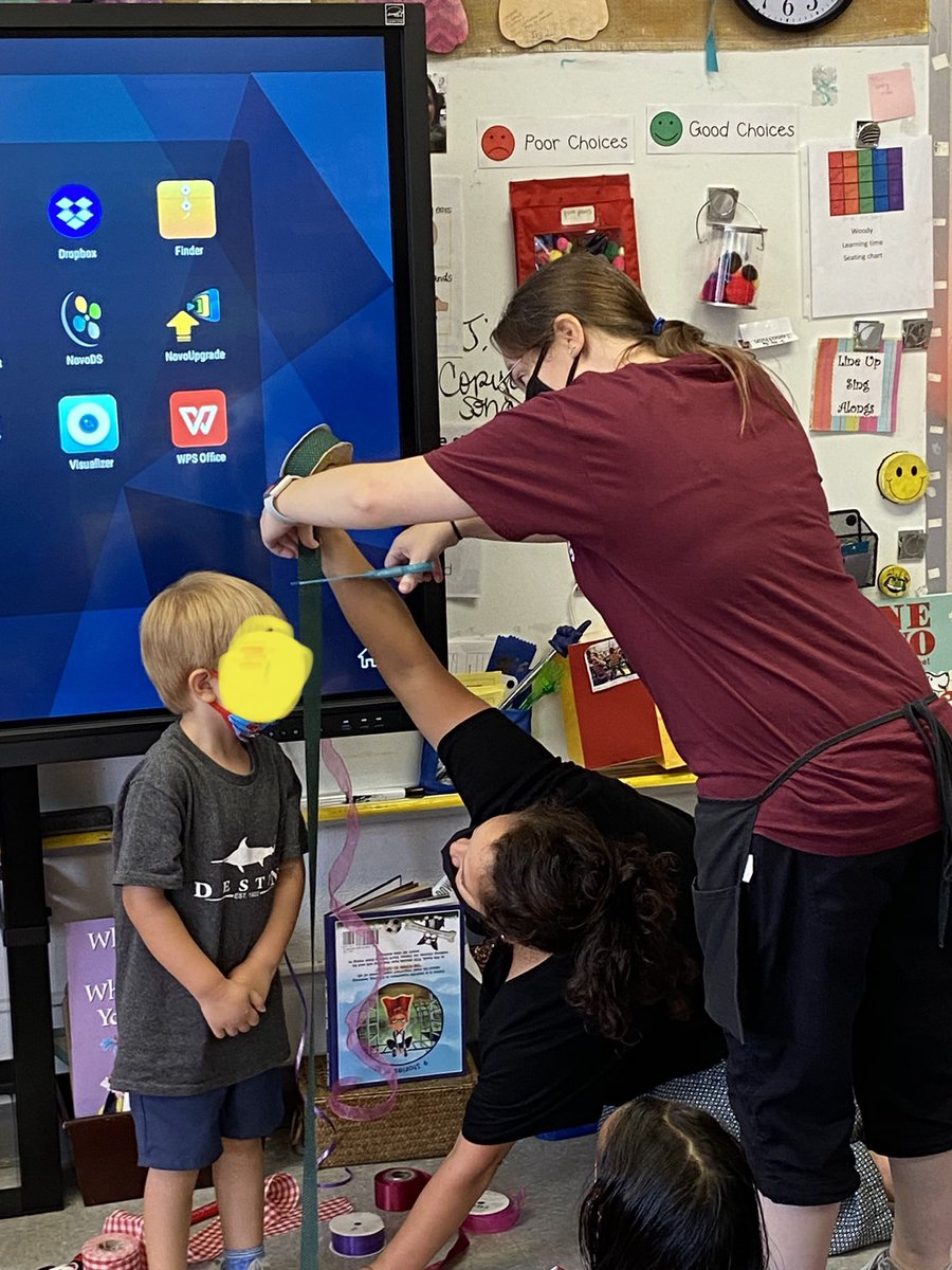 R10HeadStart's tweet photo. Measuring from our feet with Mrs. Woody! Choice, confidence, autonomy @AlyssaWoody2009 https://t.co/IEKBuZn1qw