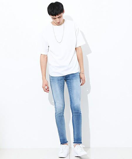 ikirusense's tweet photo. よく考えたら2013年くらいの白のtシャツにジーンズにクラシックな靴という「究極に普通」なスタイルが最先端のオシャレと言われてた時代面白すぎる。しかもこのブームが終焉に向かっている時にABCマートのスタンスミスをこぞって履くヤンキーもどき1日に最低5回くらいはエンカウントしたの楽しすぎたわ https://t.co/WAu5BbYRJb