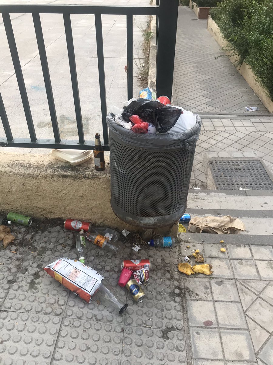 SuuGarsia's tweet photo. Esta basura lleva así más de una semana sin ser recogida. Luego dicen que los que vivimos en zona norte somos unos guarros, ¿qué pretendeis que hagamos? La culpa es vuestra @aytogr 
Casería de Montijo se merece la misma calidad de limpieza que el resto de la capital @LuisSalvador https://t.co/rbHHoxOfUP