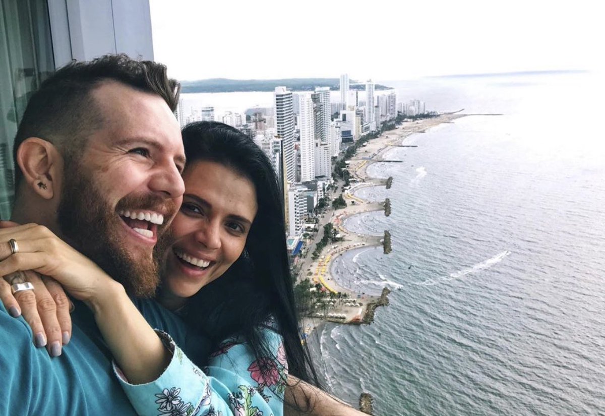DanielHabif's tweet photo. Un día vi enojada a Anyha y pensé: ¡Si besa con la misma pasión con la que se encabrona me quiero casar con ella!. Y pues aquí vamos con 19 años juntos. La quise hacer reír para enamorarla, pero cuando comenzó a reír el que terminó estúpidamente enamorado fui yo. @anyharuiz https://t.co/Q3uF2qqXkf
