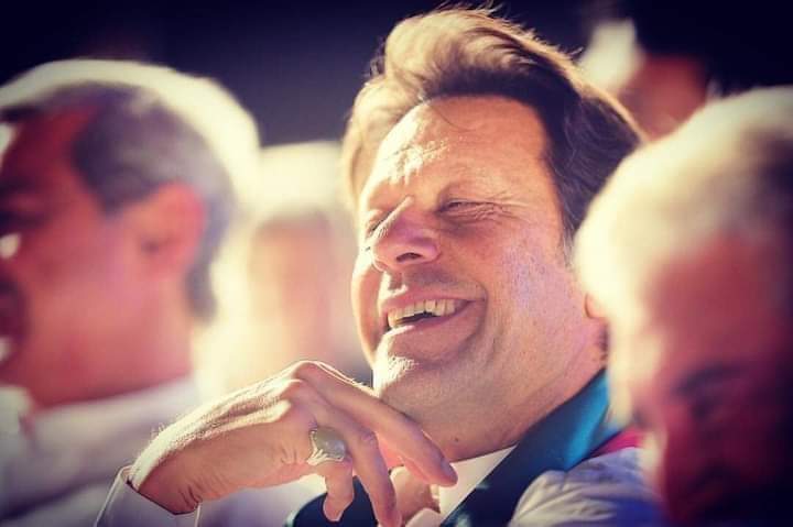 میں بحیثیتِ پاکستان وزیراعظم عمران خان کو آج کے حالات کےحساب سے صدرپاکستان کےطور پر دیکھناپسند کروں گا کیونکہ اس پارلیمانی نظام میں عمران خان کےپاس دوتہائی اکثریت نہیں ہے تو اس وجہ سےمجبور اور بے بس دکھائی دیتےہیں۔ دعا ہے اللہ پاک وزیراعظم عمران خان کو ان مشکلات سےنکالے۔
آمین۔