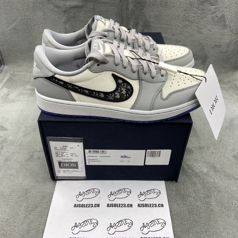 LynnGiveaway's tweet photo. Dior x Ai Jordan 1 Low Top.🔥🔥🔥

#sneakers #sneaker #sneakerhead #hypebeast #hypebeastart #hypebeastoutfit #hypebeasts #hypebeastdaily #hypebeastshoes  #sneakernation #lordofsnkrs #nike #nikesneakers #airjordan #airjordan1 #dior #diorsneakers #diorjordan #diorjordan1 #kick #aj https://t.co/PyIgJhDC50
