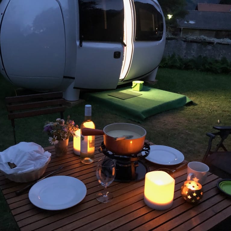 ISvizra's tweet photo. Fonduezeit neben der 1. Schweizer Ecocapsule https://t.co/tPY6BQMJhx