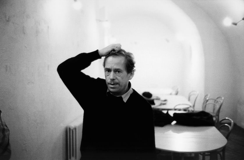 Lilithvav's tweet photo. « Si le théâtre de Ionesco est une critique de la langue, le régime totalitaire a créé une telle parodie du langage que lorsque Havel pratiqua cette critique générale de la langue, cela devint d'emblée une démystification des relations sociales concrètes » https://t.co/QZExN3xNKO