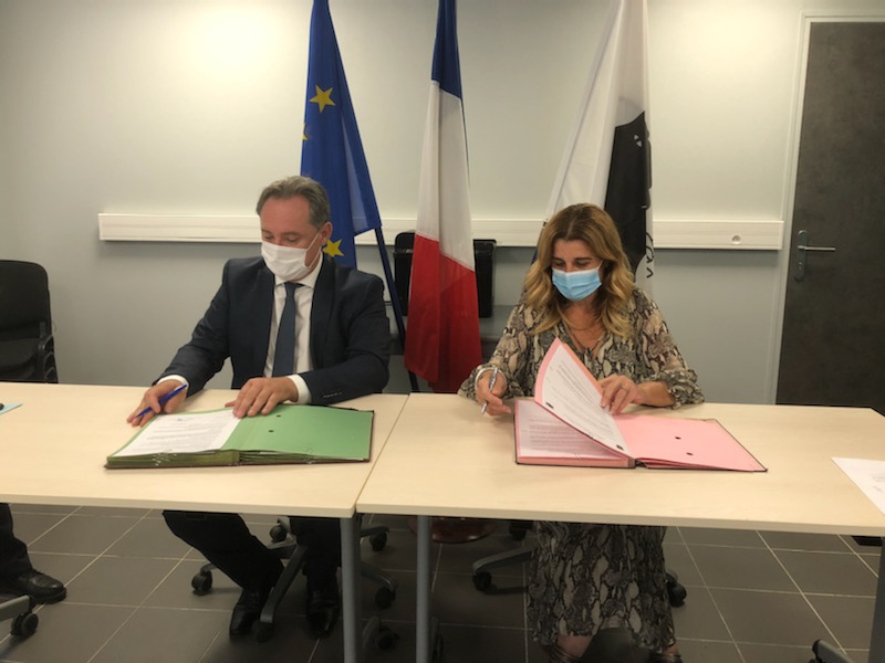 sis_2b's tweet photo. Remise de clés officielles ce jour pour les SP de la Caserne de @CitaDiLisula et signature de la Convention de mise à disposition des locaux par le PCASIS @GuyArmanet et la Maire @AngeleBastiani en présence des membres balanins du Conseil d'administration du @sdis2b 👍 https://t.co/FUVLrfn9Lh