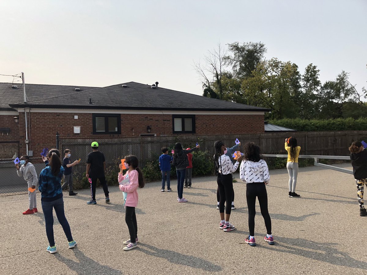 EvershedK's tweet image. Small walk around the school looking for angles and quadrilaterals. Thanks @Public_Math ! #mathOutdoors #outdoorEd #engagemath