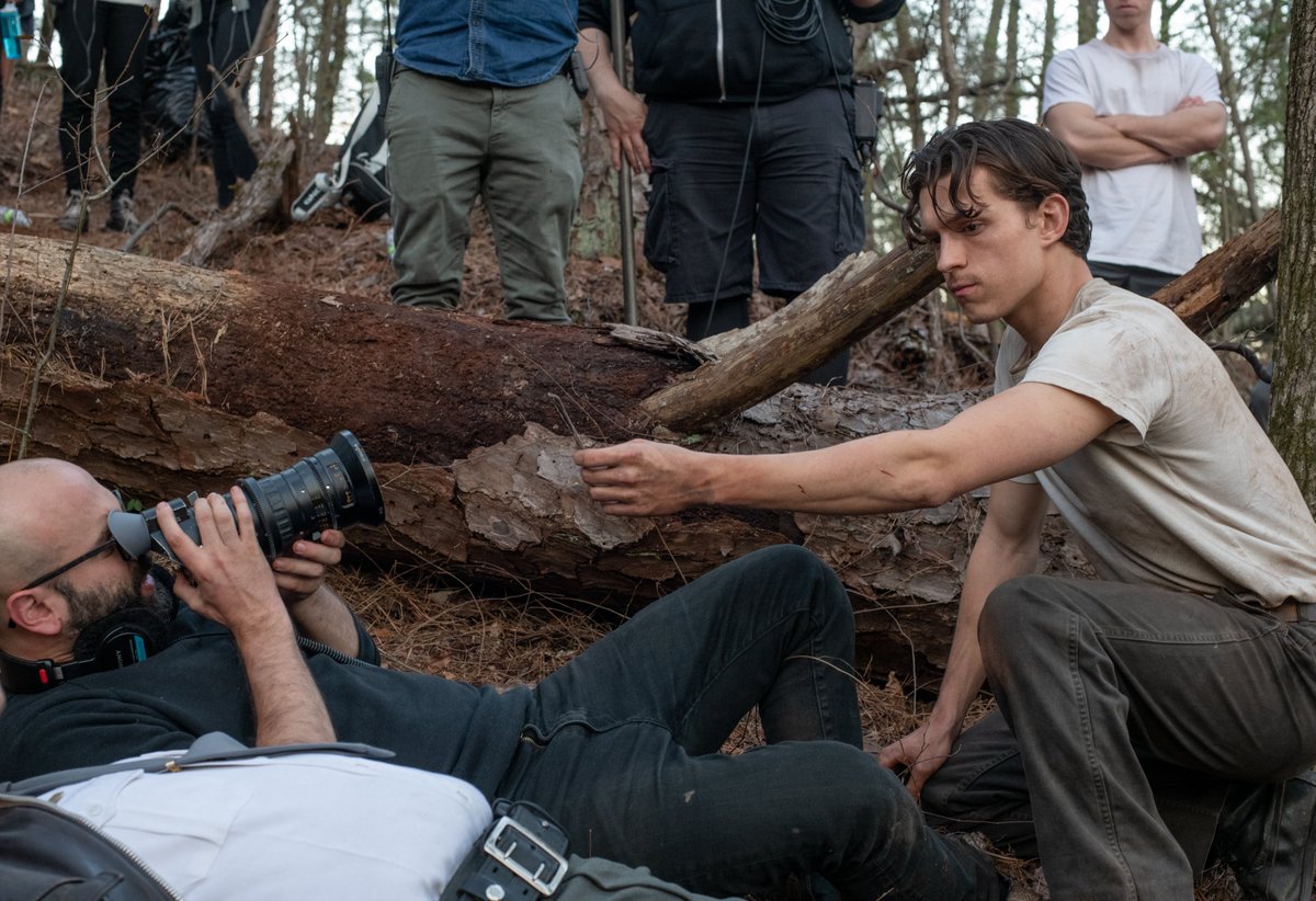 netflixqueue's tweet photo. Exclusive look behind the scenes of The Devil All the Time with Director Antonio Campos and cast members Tom Holland, Robert Pattinson, Bill Skarsgård, Riley Keough and Jason Clarke. 

Now playing globally on @netflixfilm. https://t.co/7BDl1fJN3w