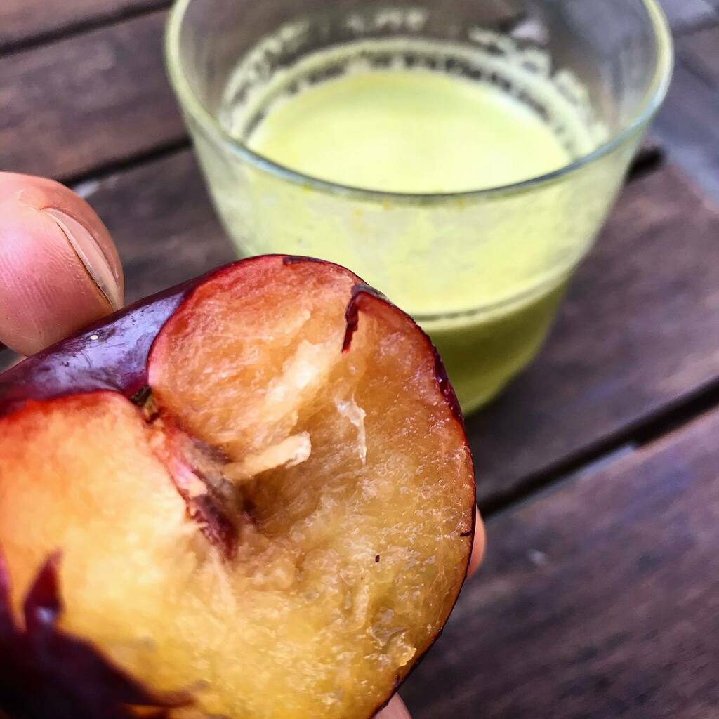 raw_coco_'s tweet photo. Aujourd'hui j'ai eu une grosse envie de prune, de pastèque et de chou 💜❤️🤍
#prune #pastèque #chou #envies #preps #mood #rawesome #simple et #funky #rawfood #rawvibes #enconscience #alimentationvivante #raw #crudivore #frugivore #frugi #frutarian #he… https://t.co/cbTVj7kcs3 https://t.co/1JFdixlHzq