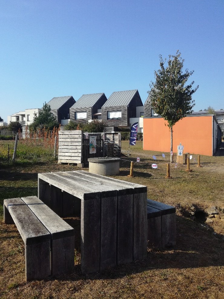 MeduaneHabitat's tweet image. À @change53 , à l'éco-lotissement de la Barberie, les habitants sont invités à un apéro-composte ! 
Au menu : comment réaliser et utiliser son #composte dans la convivialité
#DeveloppementDurable #Hlm #jardin