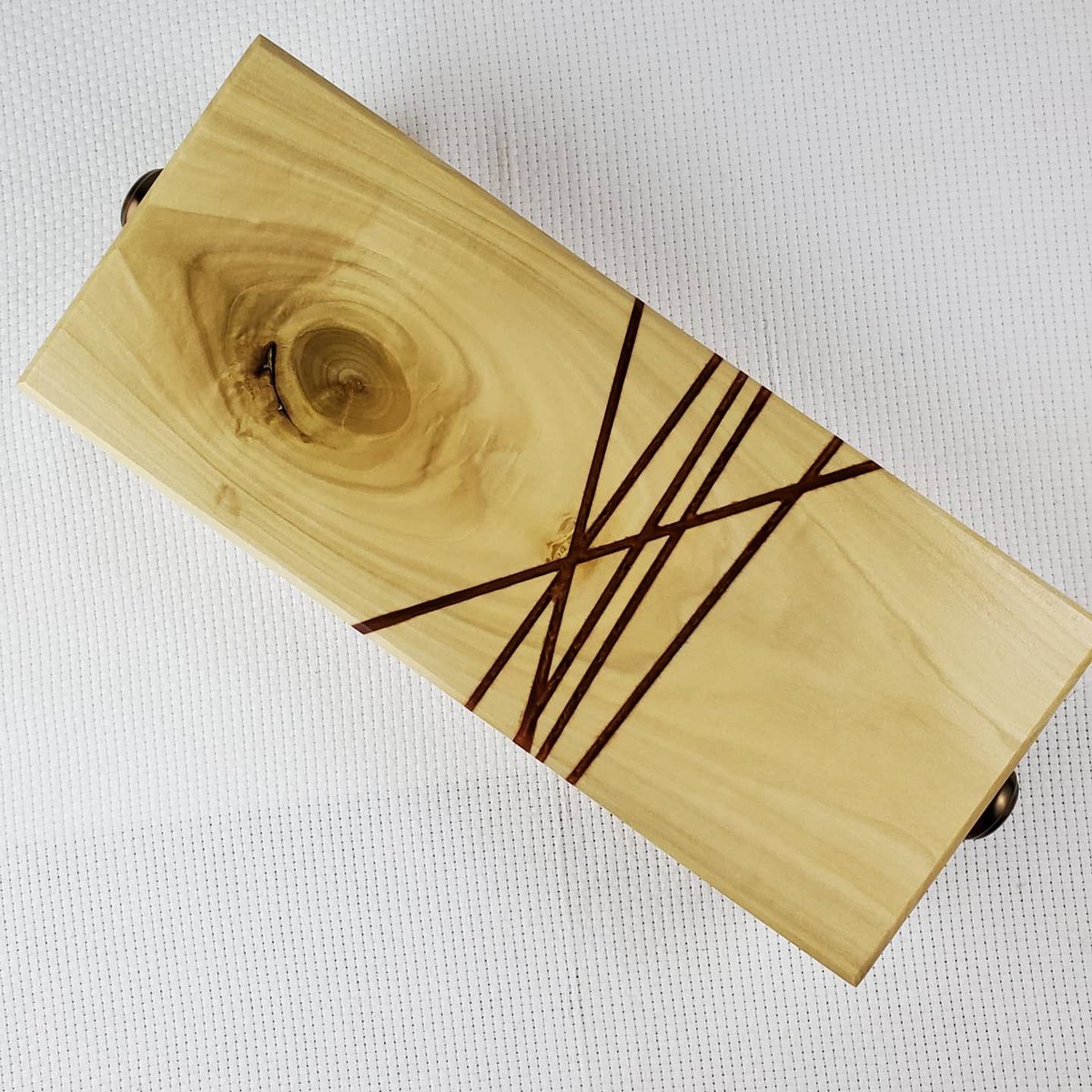 Oniixed's tweet image. Maple-poplar keeper with copper inlay.

#woodshop #woodworking #woodworkersofinstagram #woodworker #woodart #woodworkingshop #cabinetmaker #carpenter #woodcraft #diy #maker #furnituremaker #craftsman #epoxyart #resinart #epoxy #resin  #mainewoodworker #mainelife #mainely