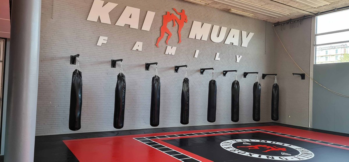 KaiMuayFrl's tweet photo. Vind je Kickboksen leuk maar heb je niet echt zin om dat 1 op 1 te doen.. Contactloos Zak training alle technieken intense workout en max workout calorie burner elke maandag dinsdag woensdag donderdag vrijdag https://t.co/zSiCn4GVsa