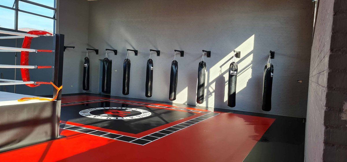 KaiMuayFrl's tweet photo. Vind je Kickboksen leuk maar heb je niet echt zin om dat 1 op 1 te doen.. Contactloos Zak training alle technieken intense workout en max workout calorie burner elke maandag dinsdag woensdag donderdag vrijdag https://t.co/zSiCn4GVsa