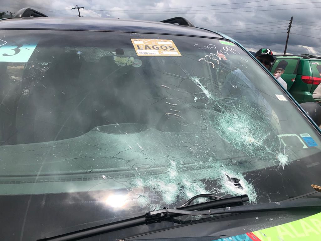 TayoJegedeSAN's tweet photo. This afternoon, our campaign entourage was attacked by APC thugs at the Palace of the Oloba of Oba Akoko in Akoko South West LGA. Shots were fired in a clear attempt at assassination. Some were injured &amp; vehicles destroyed. #OndoDeservesBetter https://t.co/JFgOZbNGOz