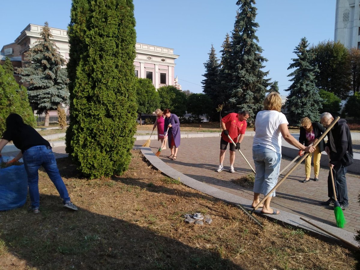 cb_cherkasy's tweet photo. #WorldCleanDay 16 вересня працівники Черкаської центральної міської бібліотеки ім. Лесі Українки активно долучилися до проведення Акції "Всесвітній день прибирання" https://t.co/H9X1Hdrh1Z https://t.co/UFeRt9WSWN