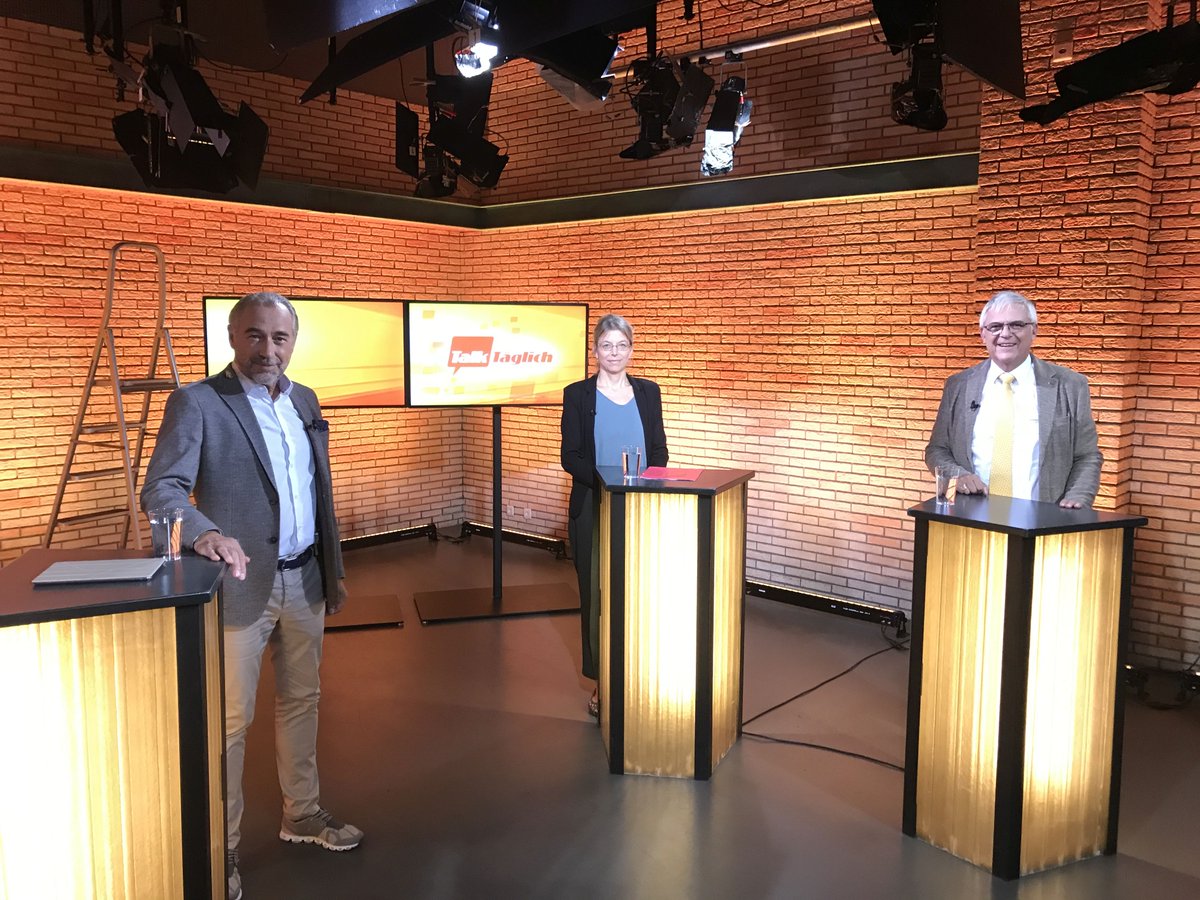 Kantonsärztin Christiane Meier zusammen mit dem obersten Zürcher Arzt - Josef Widler (r.) - im heutigen <a href="/TalkTaeglich/">TalkTaeglich</a> auf <a href="/TeleZueri/">TeleZüri</a>. Moderiert wird die Sendung von Hugo Bigi. Thema: Wie weiter in der Corona-Pandemie?