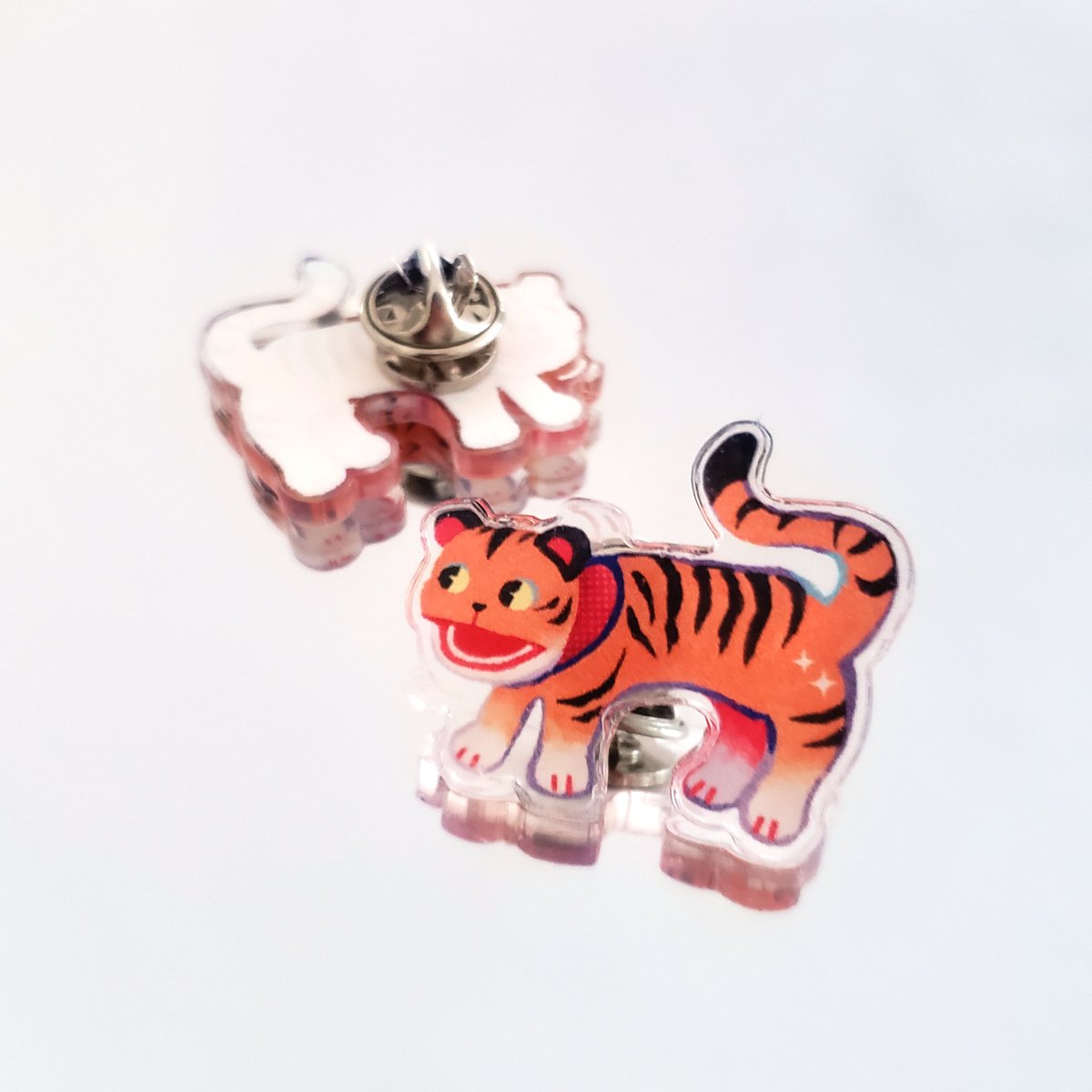 never_cursed's tweet image. SHOP UPDATE! ✨
crabbies are restocked, and there's some new #ACNH paper tiger acrylic pins! thanks so much for RT + checking out the store! 

🌿 honeyweed.bigcartel.com 🌿