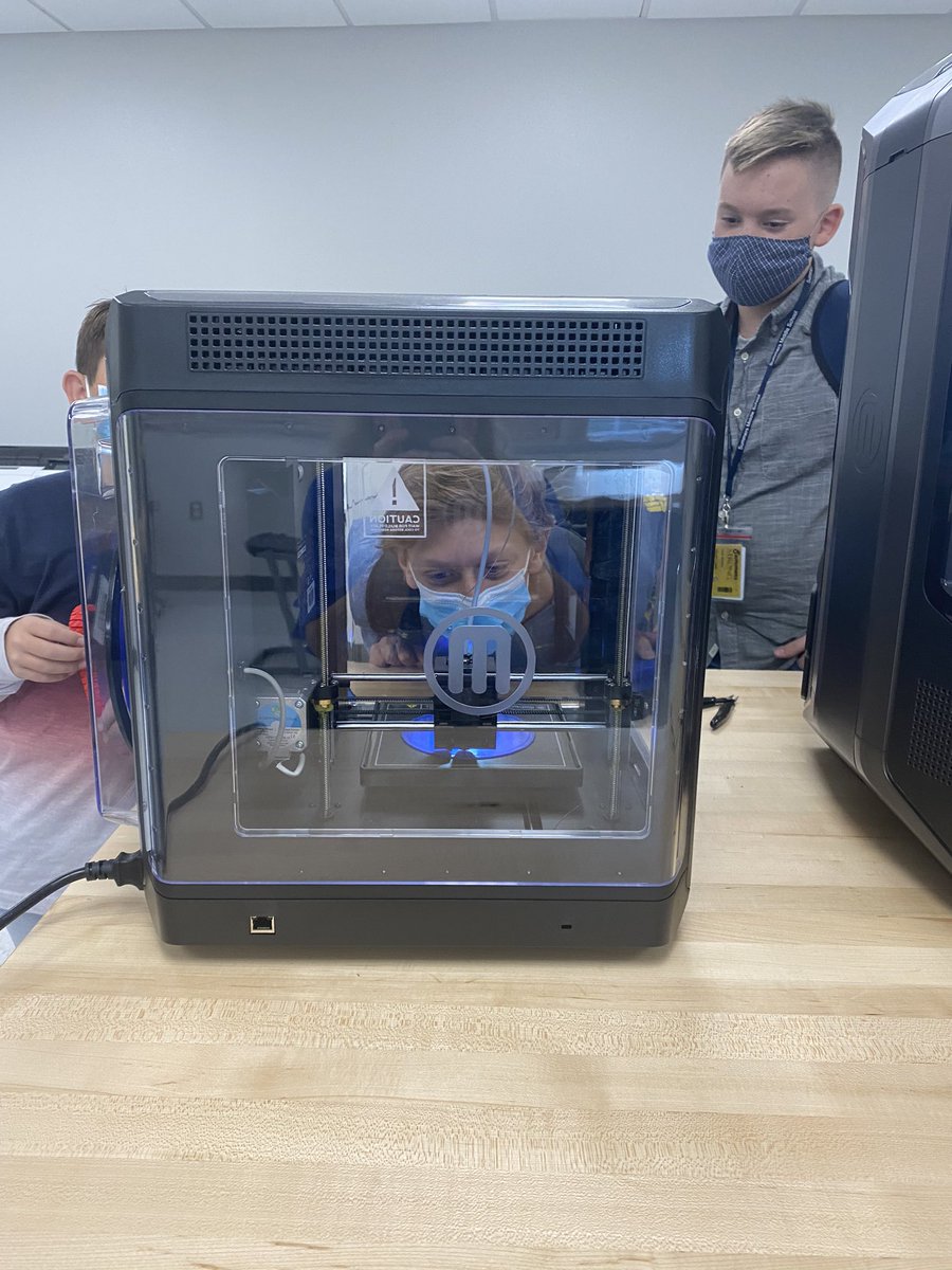 SummersChromeCo's tweet photo. Today we’ve been printing off all of our tech tips on posters. One of my Chrome Co. interns designed and 3D printed a numbered sorter for screws. One of them volunteered her time before school to help with checkouts!! They make my heart swell daily!! #RCISDJOY #SummersStrong https://t.co/V87qlTQXth