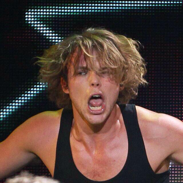 ashton irwin and his drumming face, a thread;