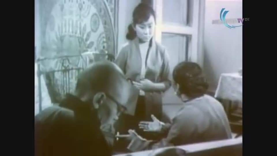 Аман хуур кино санагдчихлаа. "Хүн ирчихээд энэ гэр орныг чинь нураана аа  гэж байхад,  Жаа жаа гээд хиа нар шиг наманчилж байдаг. Та хоёр ч. ёстой нэг дугуйгаараа нийлсэн улс даа "...