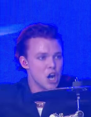 ashton irwin and his drumming face, a thread;