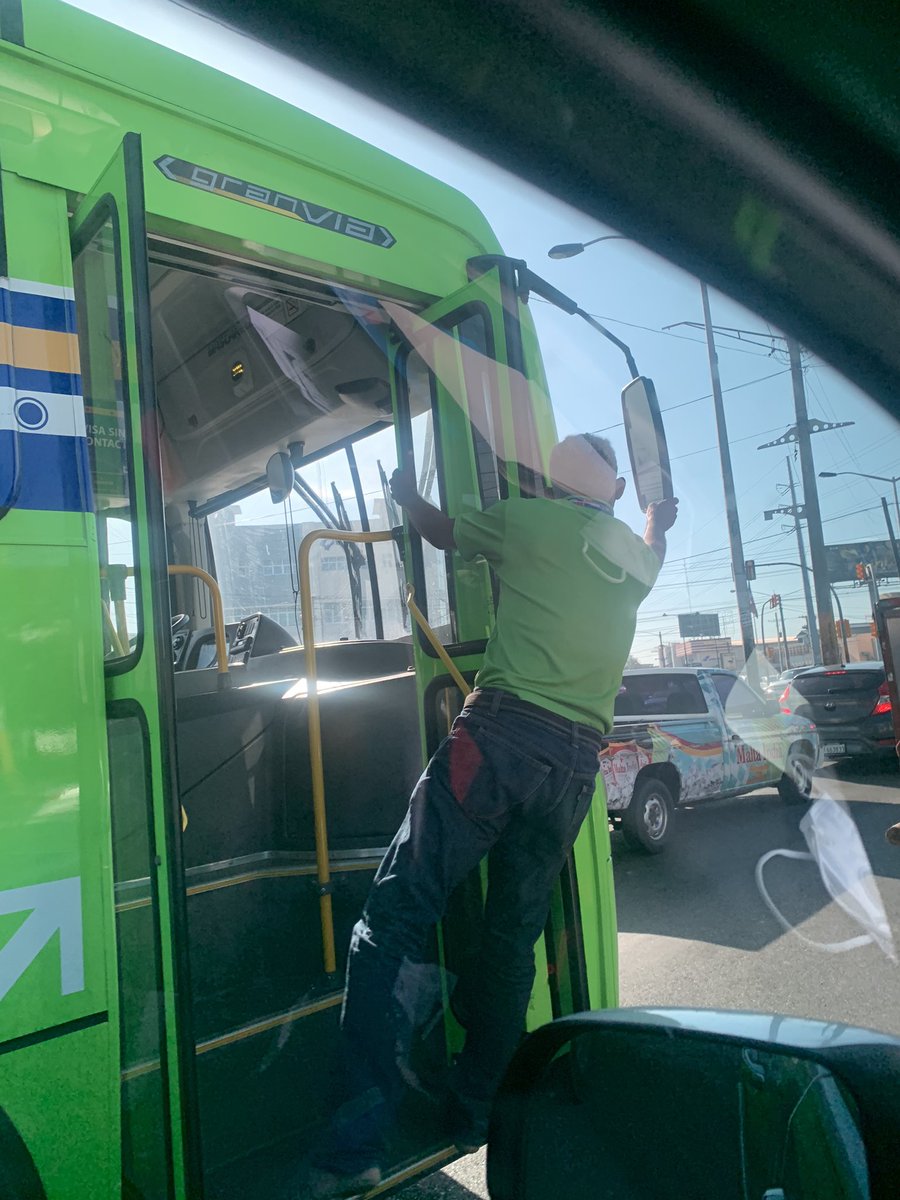 ferreras_carlos's tweet photo. Atención @OMSA_RD y @DIGESETT está guagua de la Omsa en la prolongación 27 de febrero, a las 8:30 am, se llevó 2 luz roja, se metió en la isleta izquierda para rebasar, con un manejo temerario. https://t.co/20eRWtWhNh