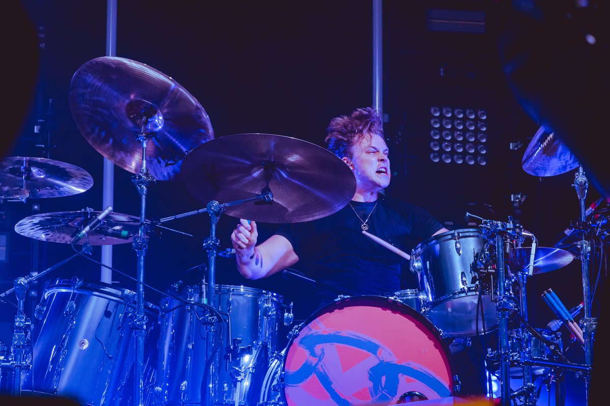 ashton irwin and his drumming face, a thread;