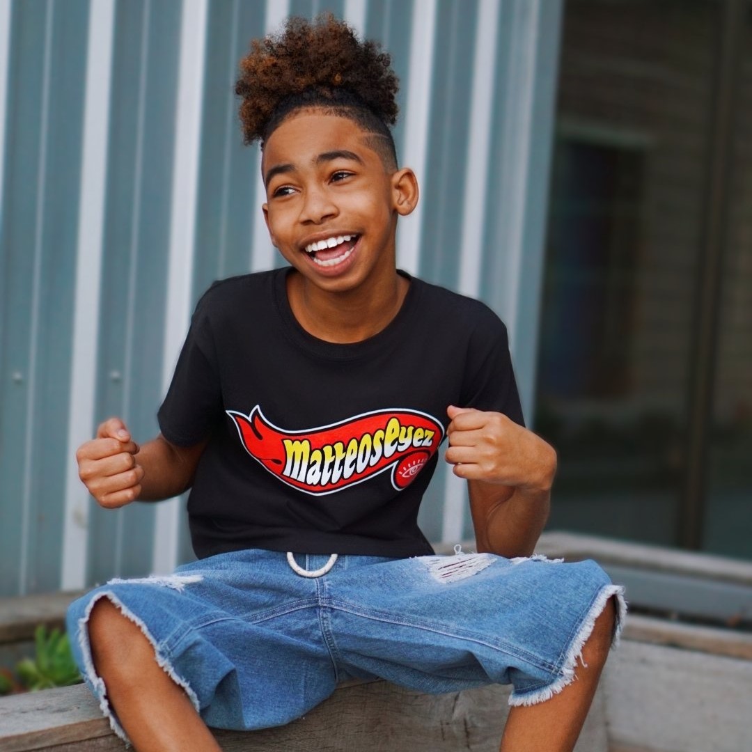 UCPsacramento's tweet image. Matteos Eyez is a clothing brand honoring Matteo (pictured) who has #CerebralPalsy. 

With the power of positive affirmations and quotes, they seek to elevate the self-esteem of kids with #disabilities, one t-shirt at a time. 

Check out the webshop here:
matteos-eyez.com