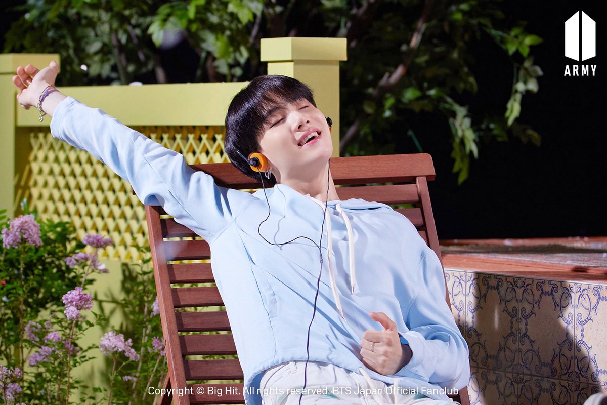 Prathsl's tweet photo. #BlueberryEyesMVOutNow #BlueberryEyes #blueberrydynamiteparty #BlueberryEyesOutNow #SUGA #MAX #SUGAxMAX @BTS_twt @bts_bighit @MAXMusic https://t.co/GqGj8ccNCH