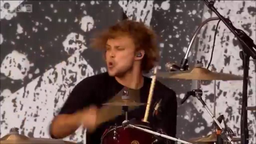 ashton irwin and his drumming face, a thread;