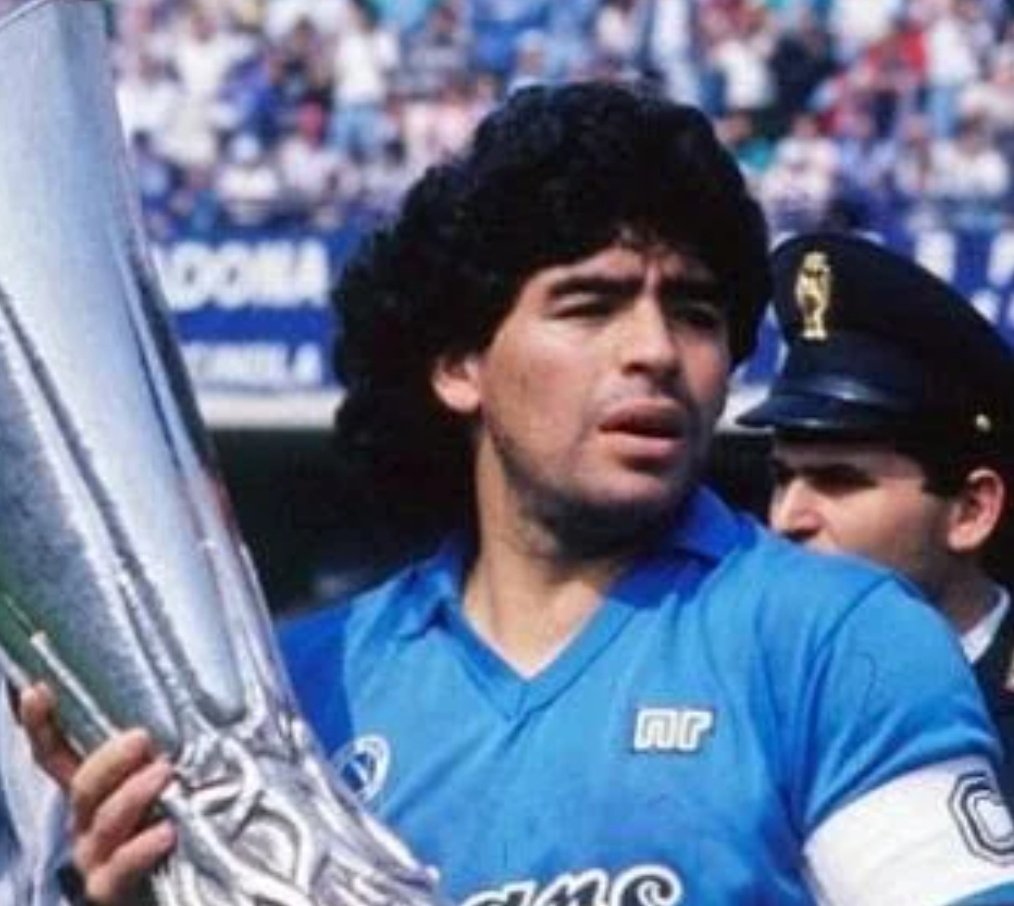 #Efemerides. 16/9/1984. Debut de #Maradona en Nápoli. Allí, Diego jugó 259 partidos: 115 goles, 78 asistencias.

⭐Su paso por 🇮🇹⚽

1985
🥉Serie A

1986
🥇Serie A
🥇Copa Italia

1987
🥈Serie A

1988
🥈Serie A 
🥈Copa Italia

1989
🥇Copa UEFA

1990
🥇Serie A
🥇Supercopa 🇮🇹