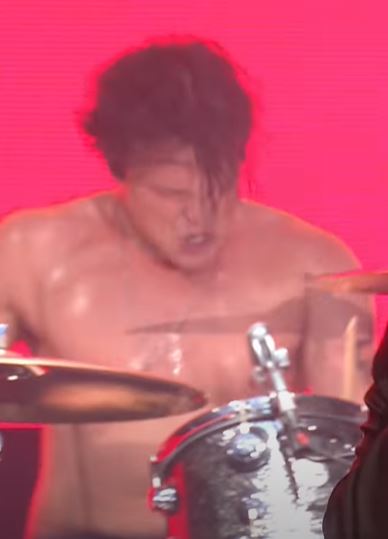 ashton irwin and his drumming face, a thread;