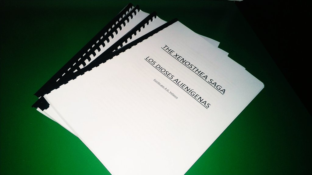 Acaba de traerme <a href="/AneleyBP/">Ele</a> esta maravilla a casa :D. ¡Empieza la corrección de #Xenosthea 🌌!

528 páginas, qué ilusión, jope 💛