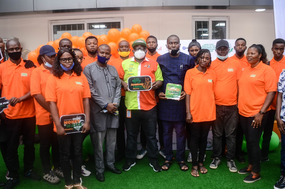 SWEEPFoundation's tweet photo. Members of COMMUNITY MARSHALS in a group photograph with Mr. Ibrahim Odumboni, MD of LAWMA at the launching 15th September 2020
@Lawma_gov @foto_smith @cleannigeriaup @CoalitionWaste @fbralliance @LasgMOE @followlasg 
To apply, send your CV to statewidewasteprogram@gmail.com https://t.co/mhBOxqTp8a