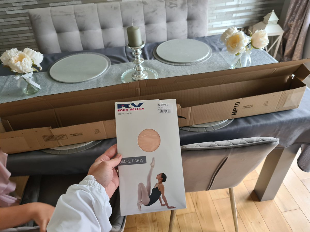NicolePollock2's tweet photo. How can amazon justify a box like that.. for kids tights 🤔 @AmazonUK https://t.co/ijlQWBfB81
