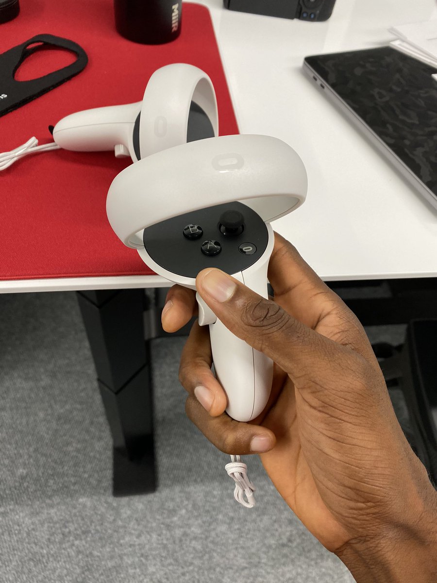 MKBHD's tweet photo. Oculus Quest 2 is here! The first one was easily one of my favorite pieces of tech. New:

Smaller headset design
Redesigned controllers + improved haptic feedback

Snapdragon XR2 chip, 6GB RAM
1832x1920 displays
50% more pixels per eye
90Hz support(!!!)

$299 (64GB)
$399 (256GB) https://t.co/zPMWsu9nB6