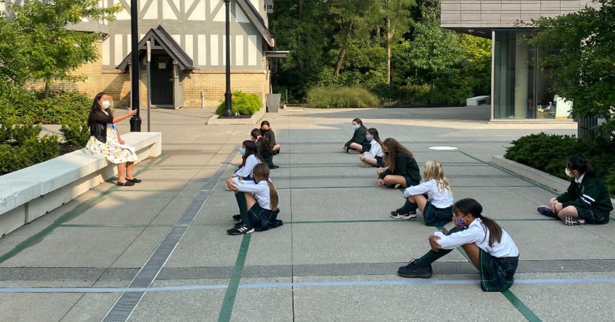 branksomehall's tweet photo. It's a beautiful day for outdoor learning at #BranksomeHall. This Grade 6 cohort met with our Junior School social worker, Carolyn Mak, to discuss social-emotional learning on the themes of leadership, transitions and relationships. #BHFall2020 https://t.co/OZDCTgfYww