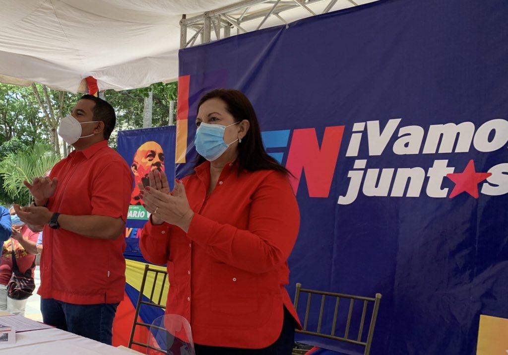 gestionperfecta's tweet photo. #16Sep 📸|| Juramentado Comando de Campaña en Lara por nuestro camarada y amigo Víctor Clark, Vicepresidente del @PartidoPSUV para los estados Lara y Falcón. Rumbo a las Parlamentarias del 6D. Un día histórico para la patria. #VenVamosJuntos #SaludYEducaciónEnCasa https://t.co/C9ZBf1uNiz