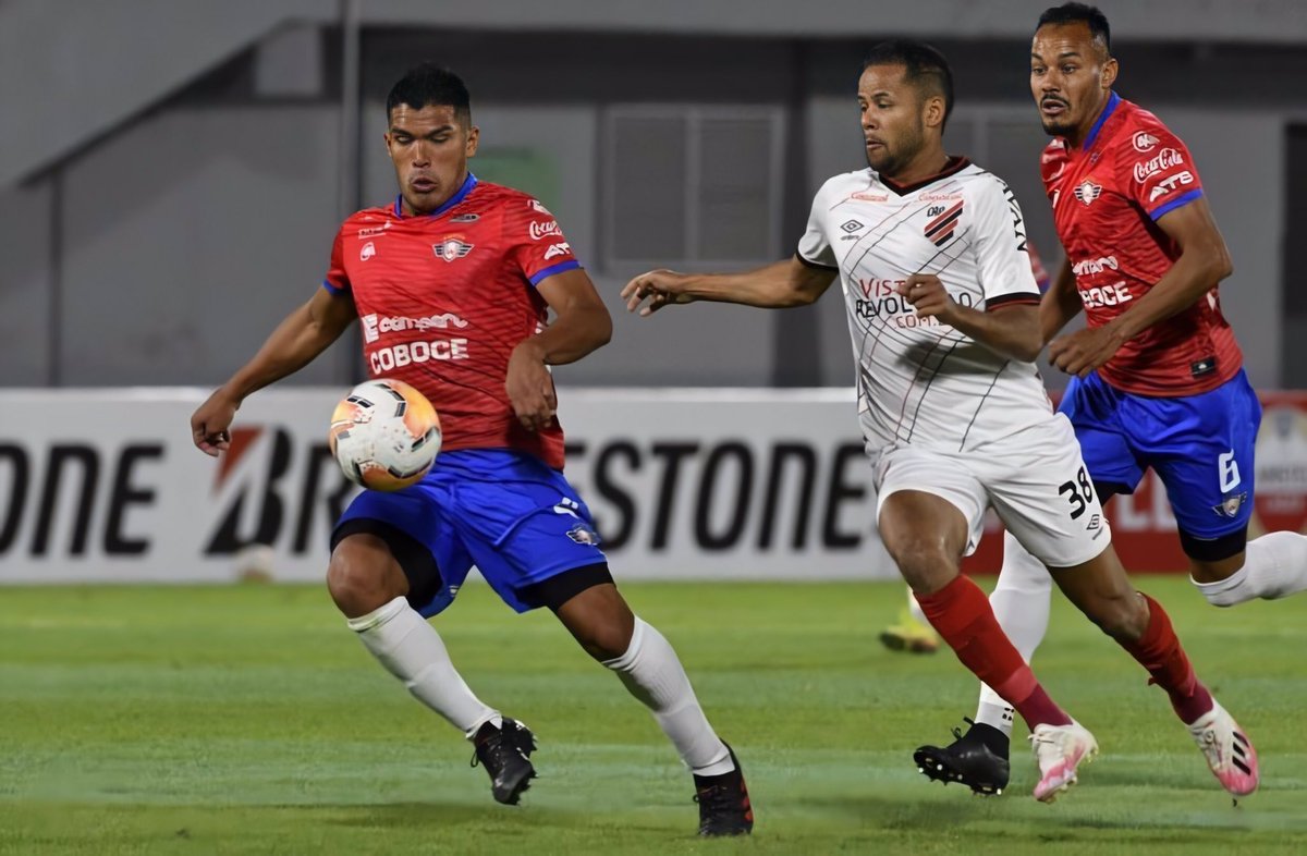 Vitória importante, fora de casa, para se isolar na liderança do grupo. Vamos, Furacão! 💀🌪️ <a href="/AthleticoPR/">Athletico Paranaense</a> 

Parabéns ao nosso parceiro Walter pelo gol decisivo. É o primeiro de muitos, irmão! 👊🏽 #Libertadores